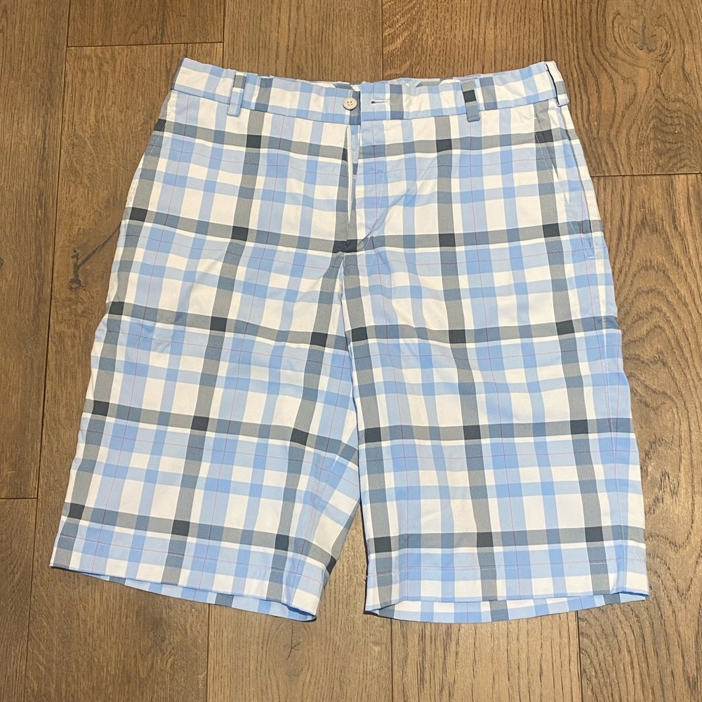Nike men’s dry fit golf shorts in size 32/M